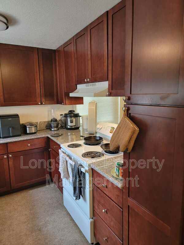 654 Sw 7th St #7 - Photo 3 of 12