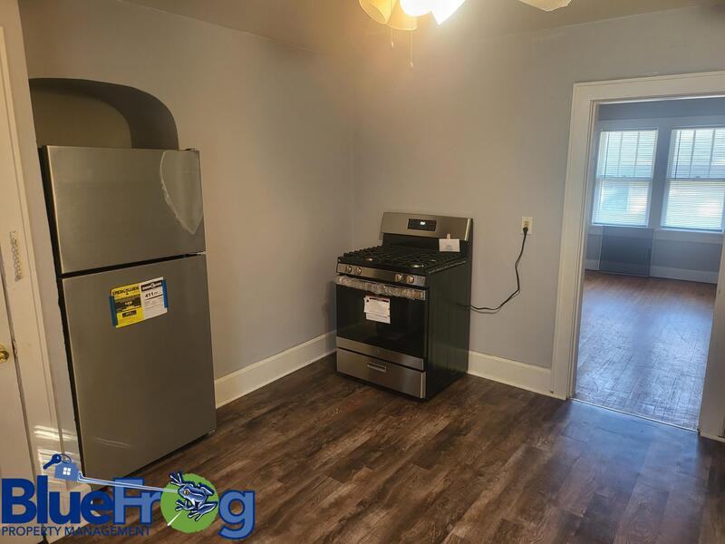 915 Stuart St - Photo 3 of 11