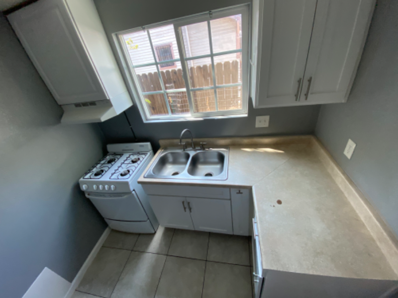 204 1/2 E 10th St #REAR - Photo 2 of 32