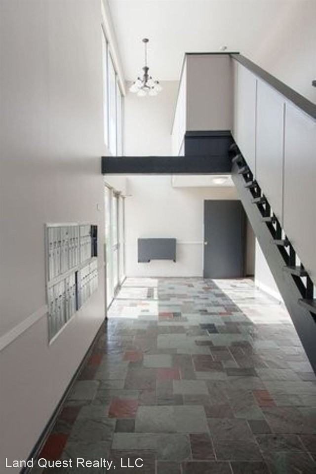 2400 Northwestern Ave - Photo 3 of 30