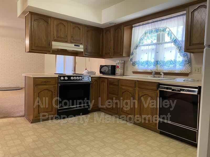523 Echo Lake Dr - Photo 2 of 16