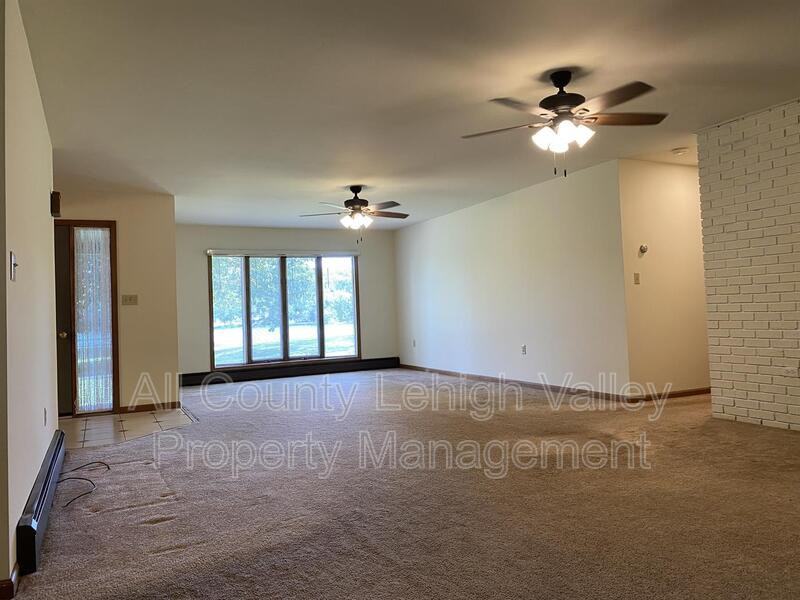 523 Echo Lake Dr - Photo 3 of 16