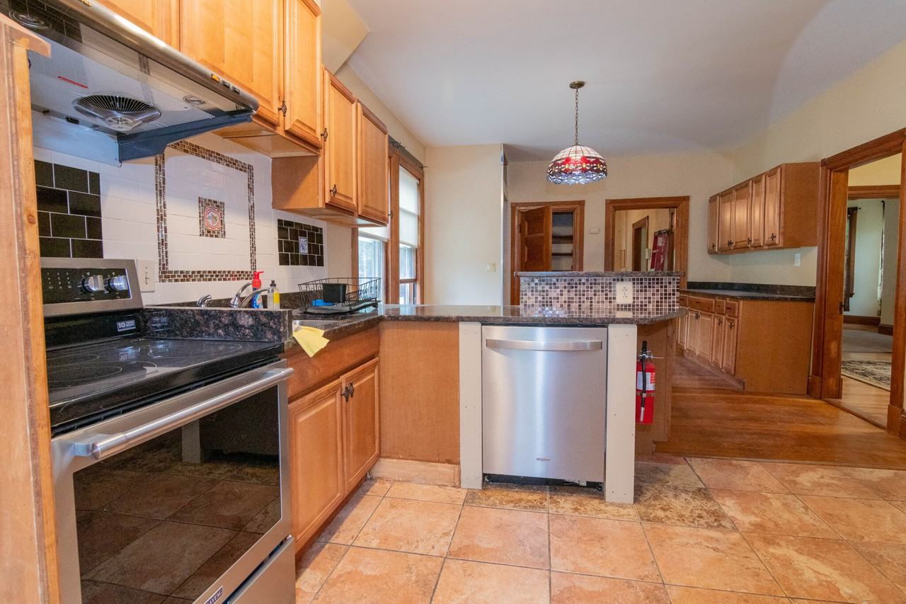 305 Central Street - Photo 6 of 26