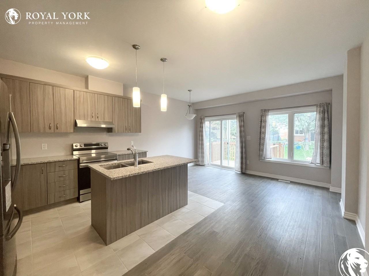 295 Louise St - Photo 3 of 43