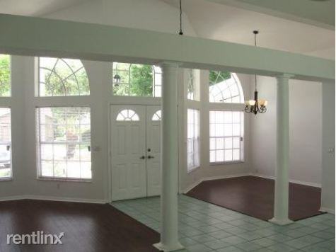 12101 Roseland Dr - Photo 2 of 10