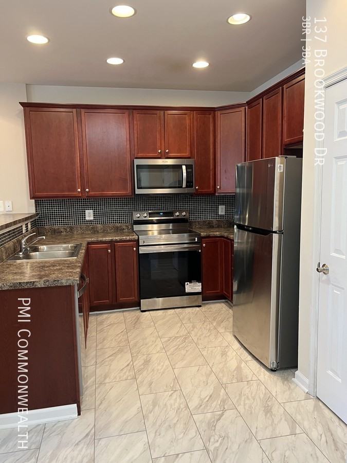 137 Brookwood Dr - Photo 2 of 20