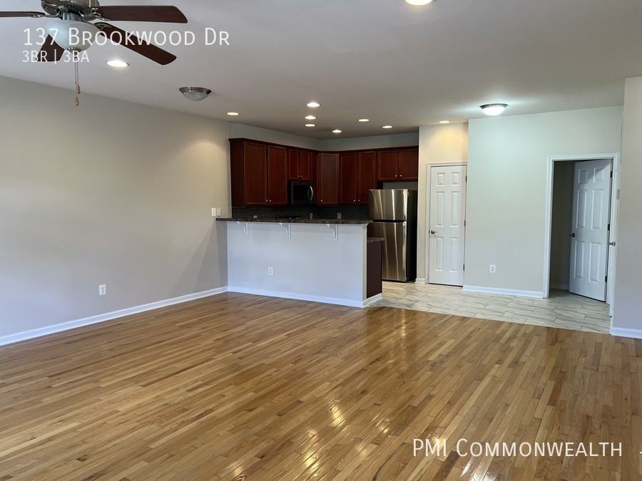137 Brookwood Dr - Photo 3 of 20