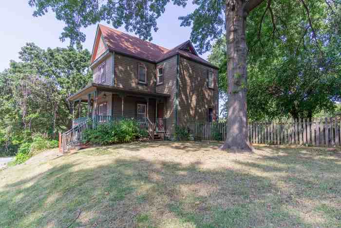105 Brooklyn Ave - Photo 2 of 18