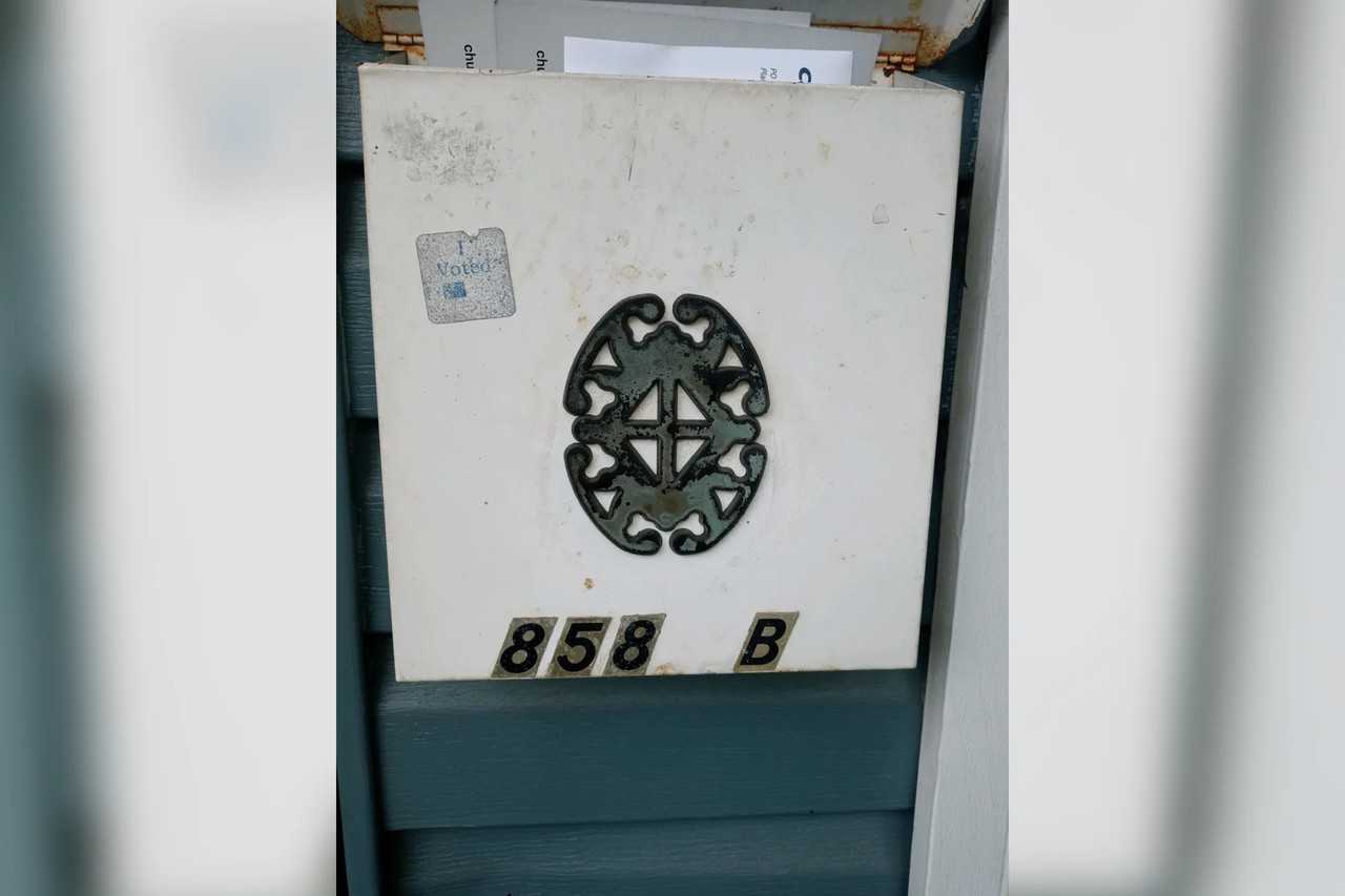 858 8th St W - Photo 3 of 5