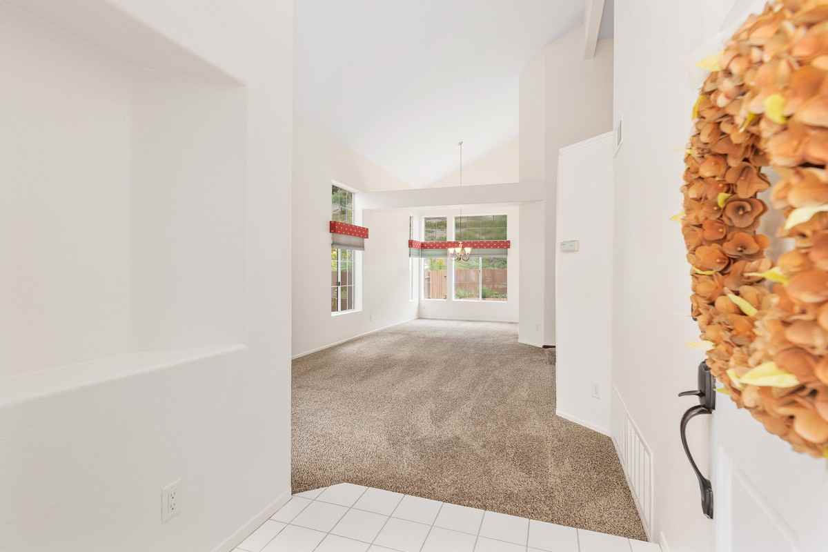 1096 Gallery Dr - Photo 2 of 27