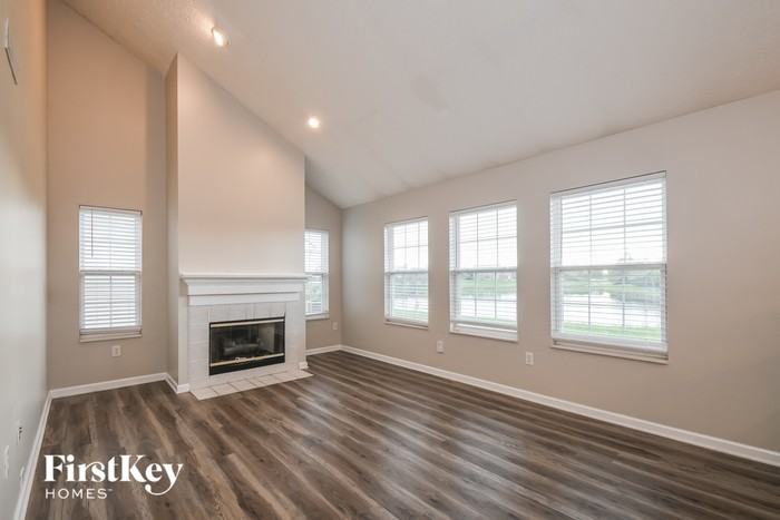 15556 Bethesda Cir - Photo 3 of 15