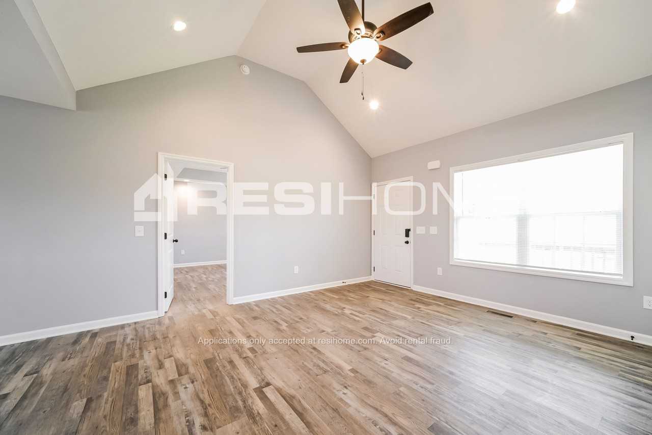 730 Ella Ct - Photo 3 of 14