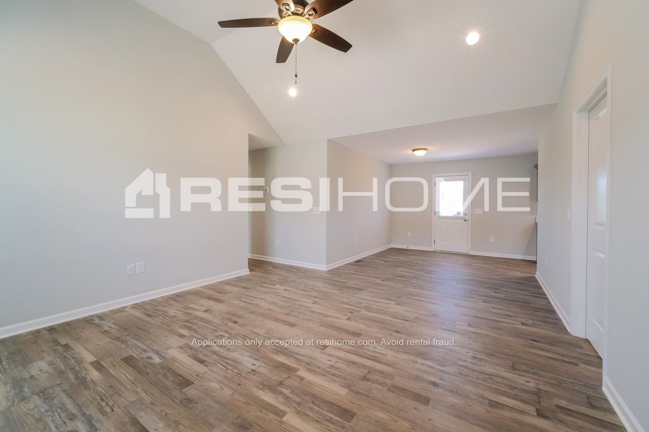 718 Caroline Ct - Photo 3 of 23