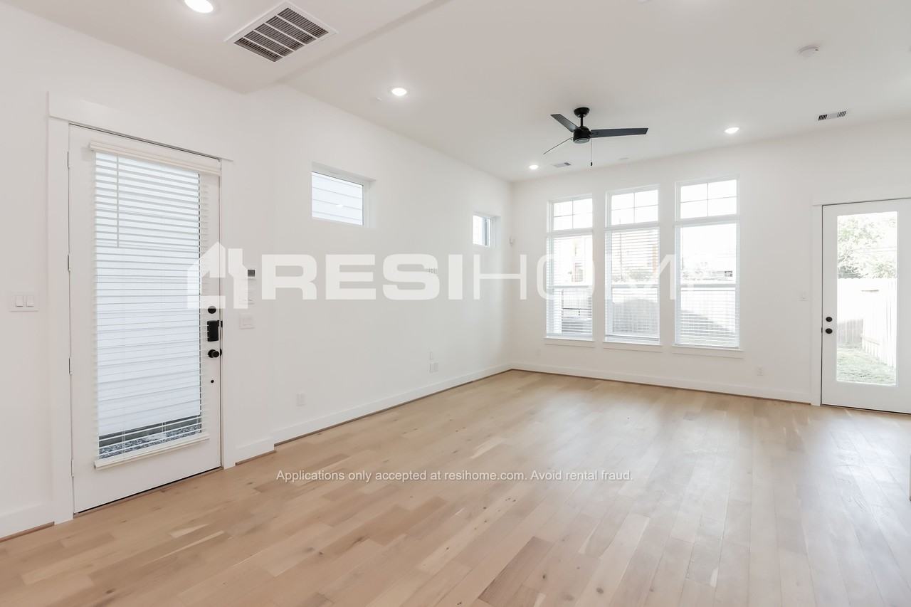 2509 Stuart St - Photo 3 of 24
