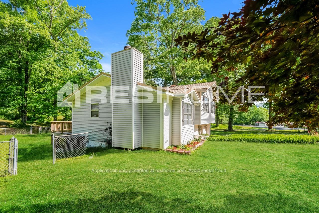 5936 Debbie Dr - Photo 3 of 24