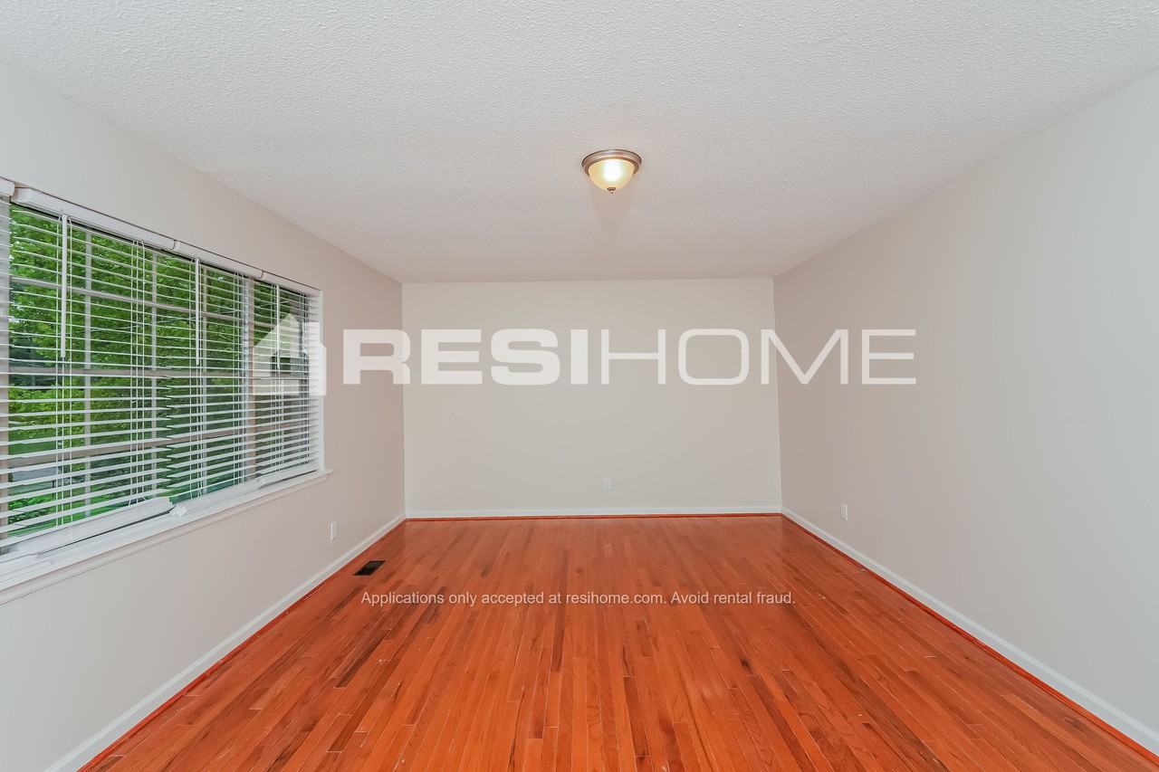 5204 Beacon Dr - Photo 3 of 24