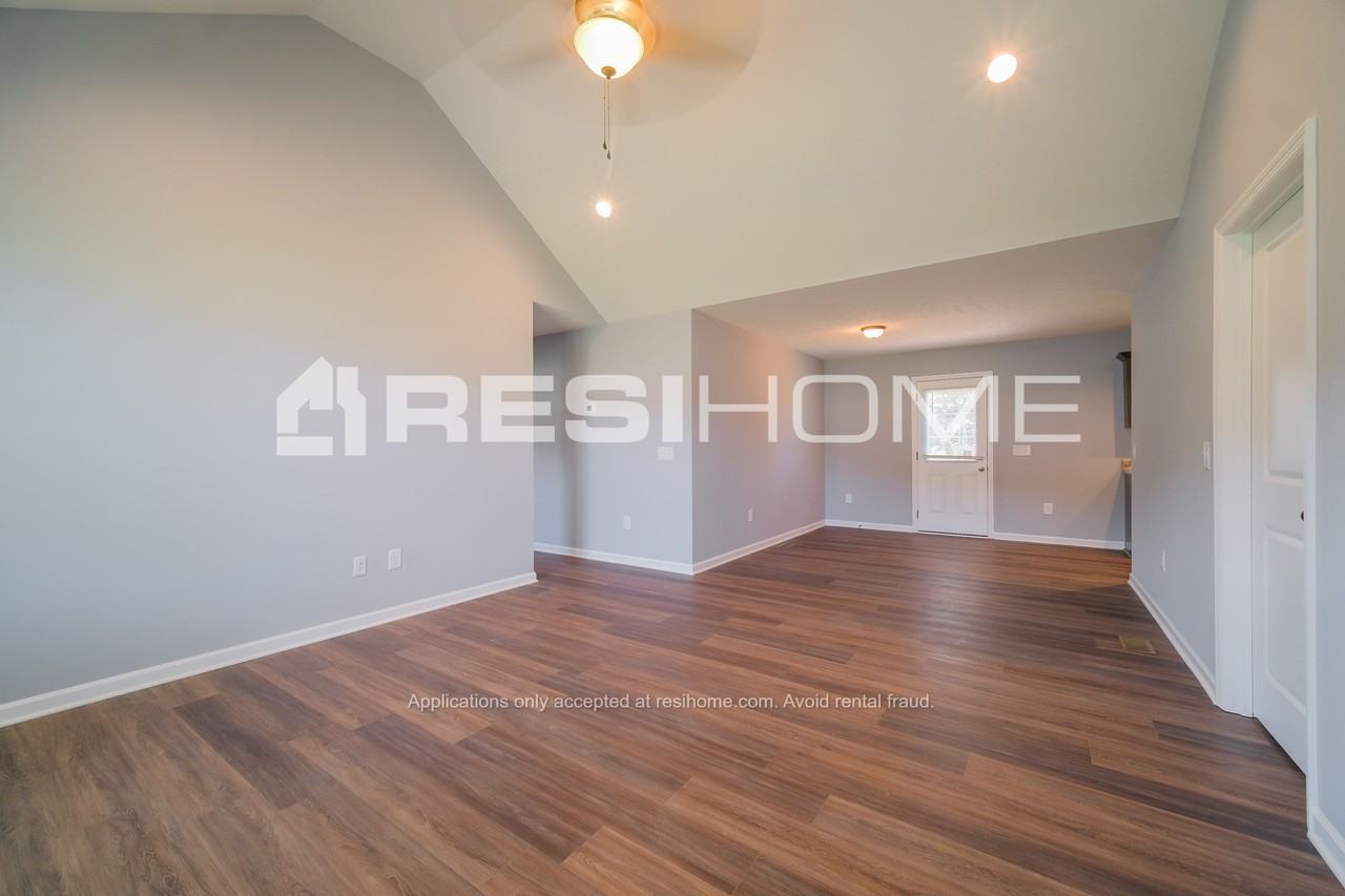 717 Caroline Ct - Photo 3 of 21