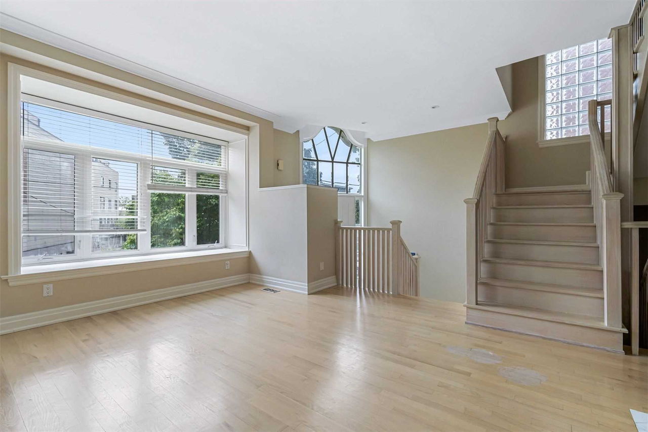 60 Burnaby Boulevard - Photo 3 of 25