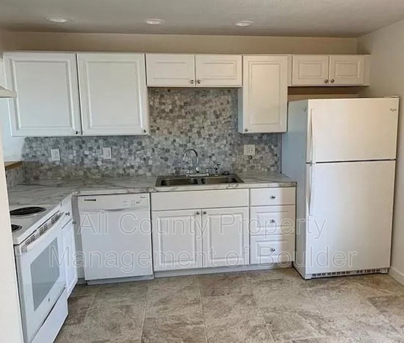 4238 Greenbriar Blvd - Photo 3 of 16