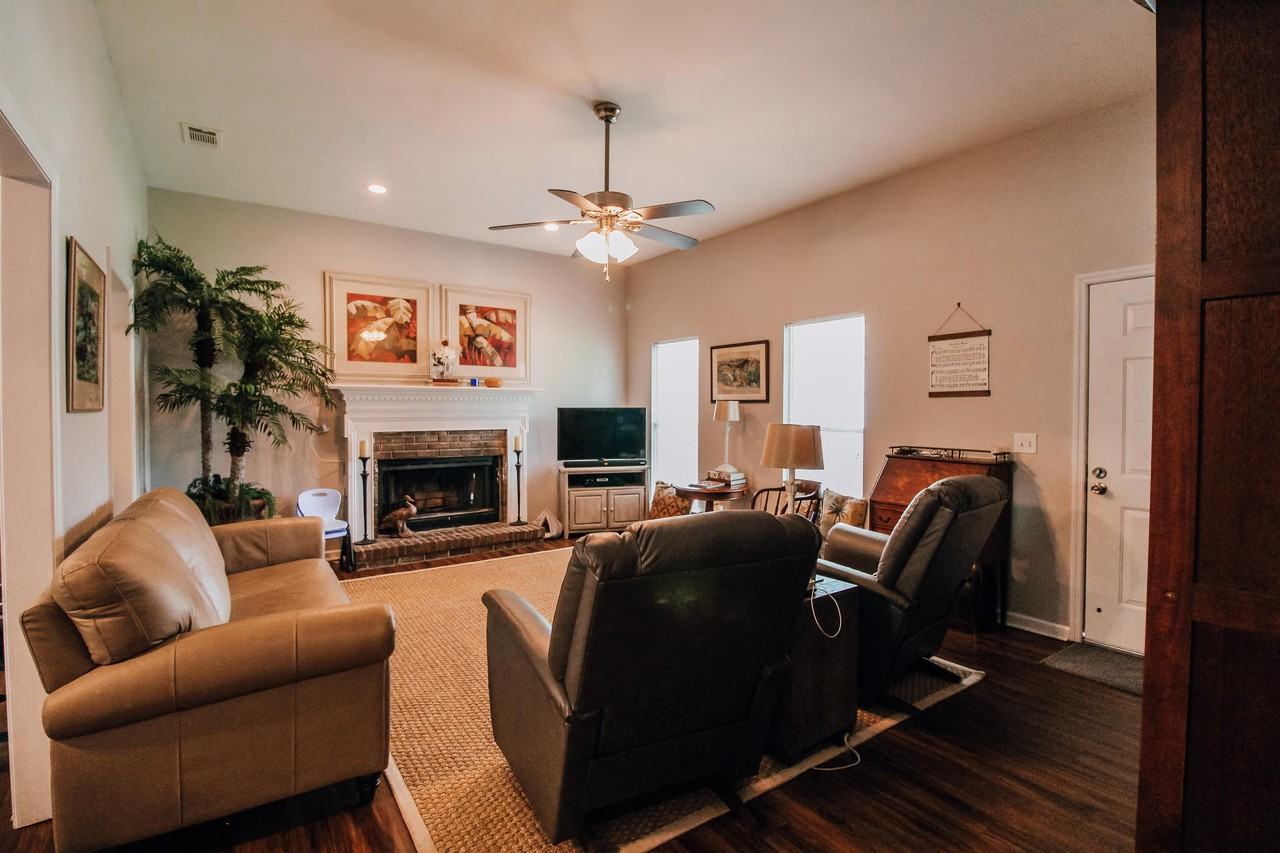 127 Deerfield Dr #1 - Photo 2 of 33