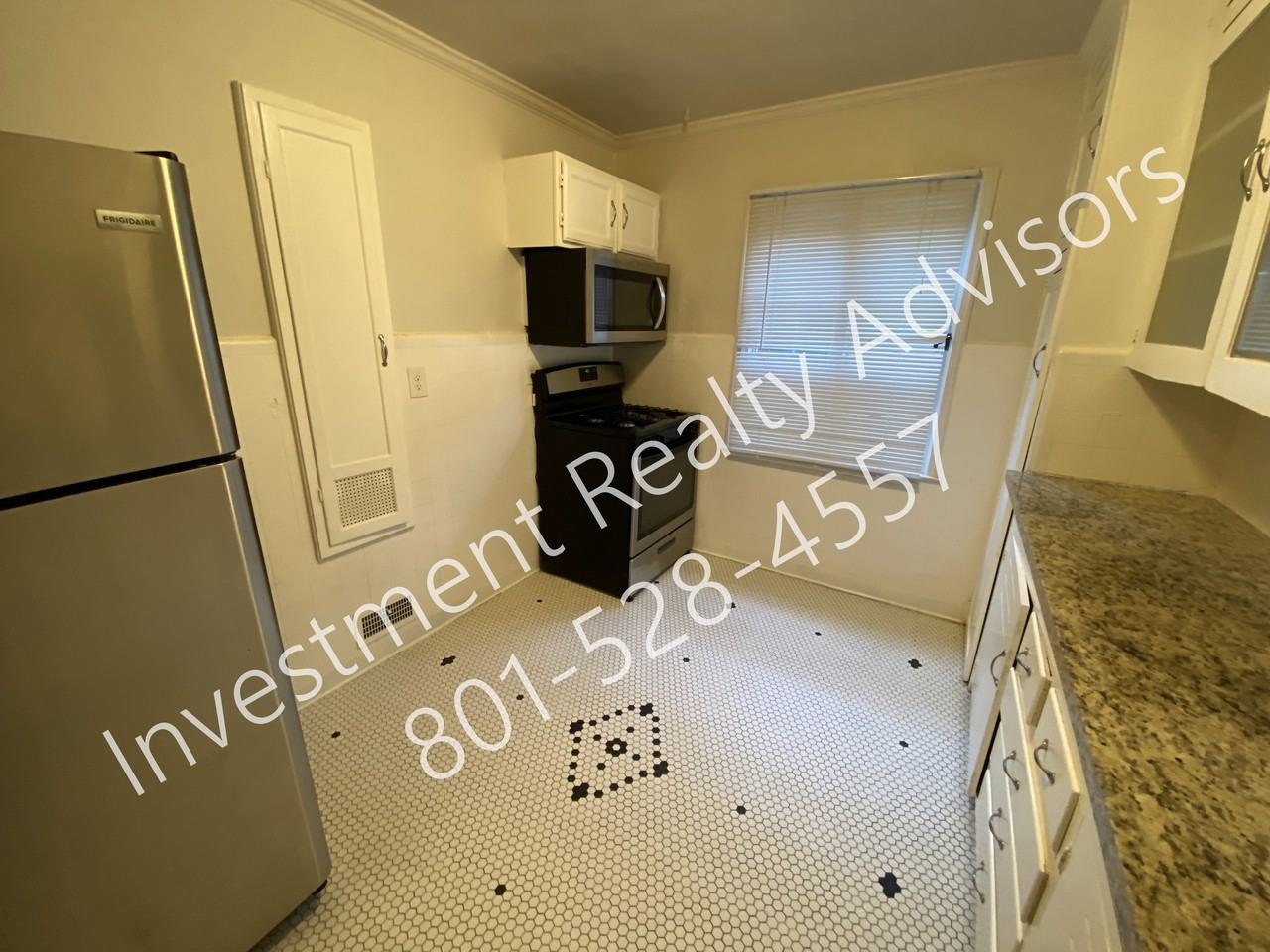 225 N Spencer Ct - Photo 4 of 13