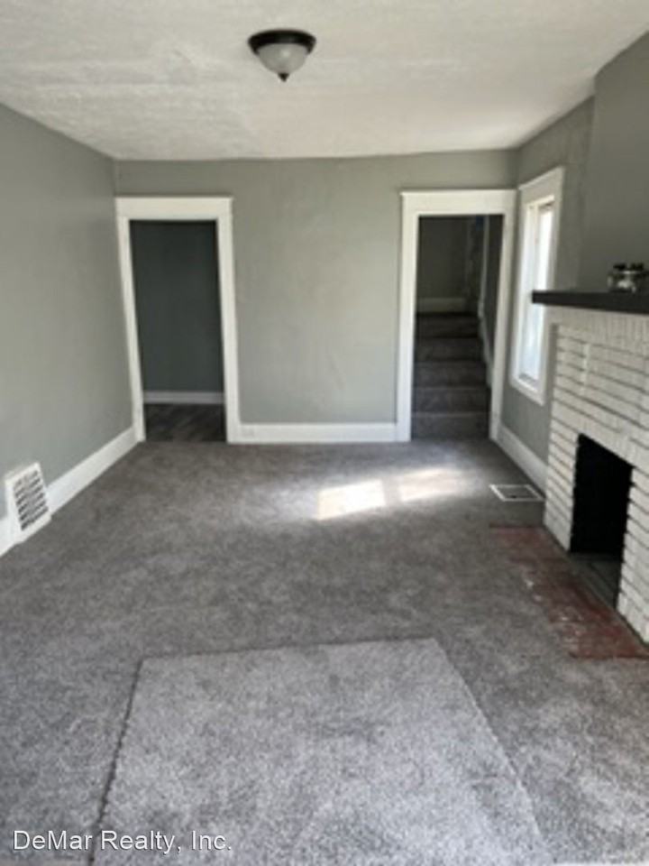 327 E Auburndale Ave - Photo 3 of 17