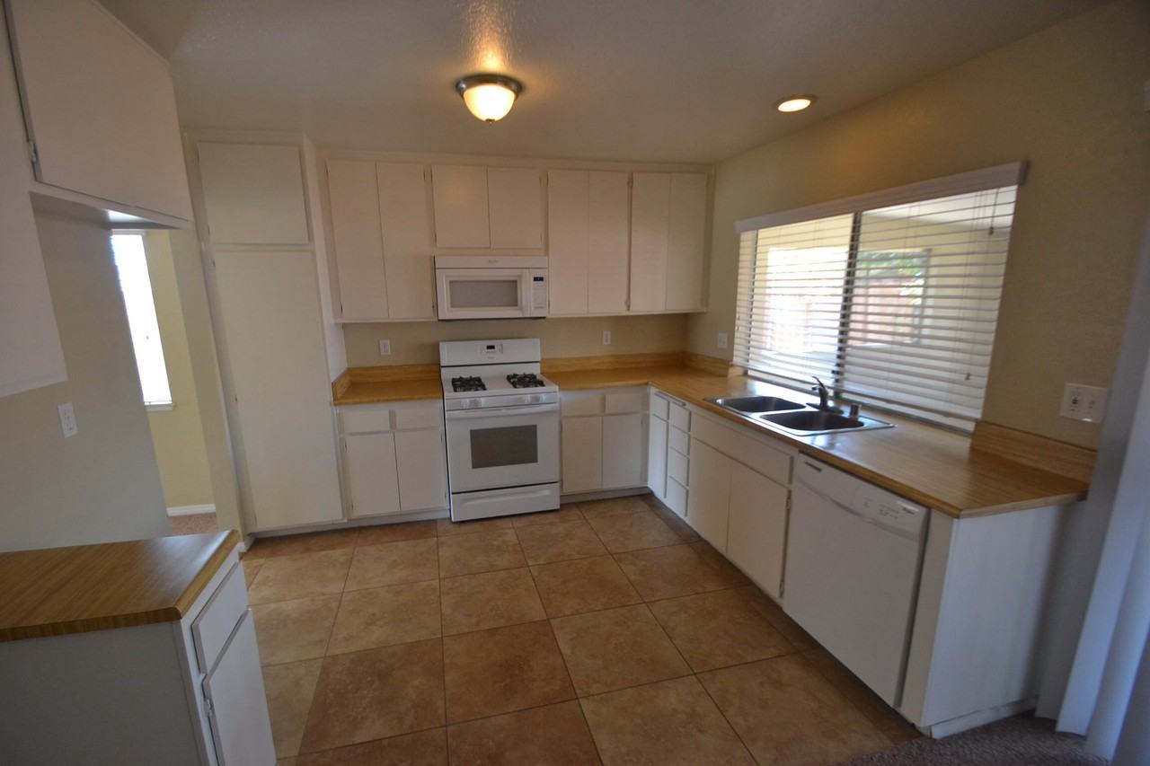 11801 Gladway Ct - Photo 3 of 6