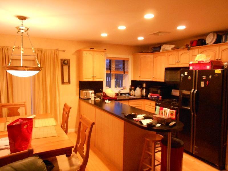 2562 Martin Ave - Photo 2 of 11