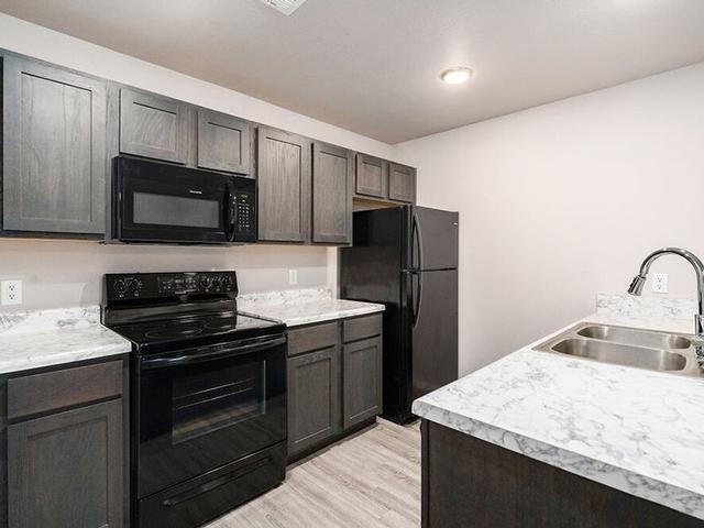 1603 W Walnut St - Photo 2 of 16