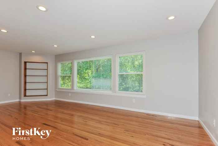 466 Wildwood Pkwy - Photo 2 of 15