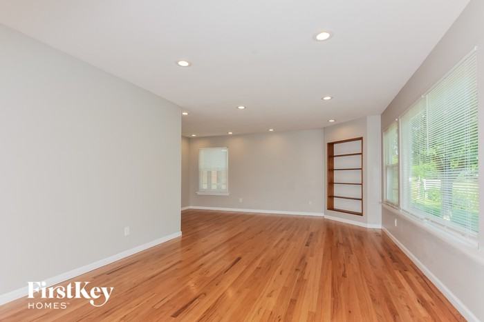 466 Wildwood Pkwy - Photo 3 of 15