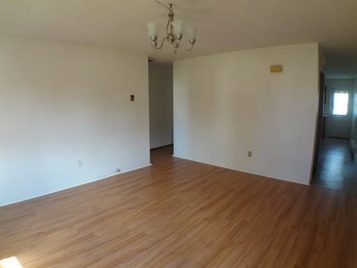 198 Parklane Dr - Photo 3 of 12