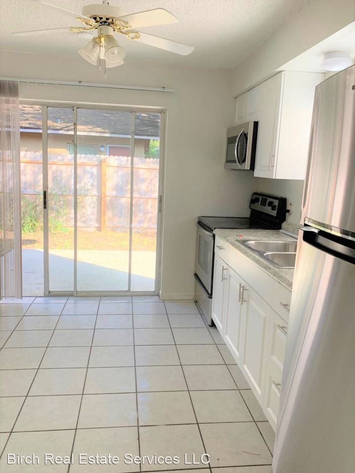 Dunedin Duplex Close to Town - Photo 2 of 15