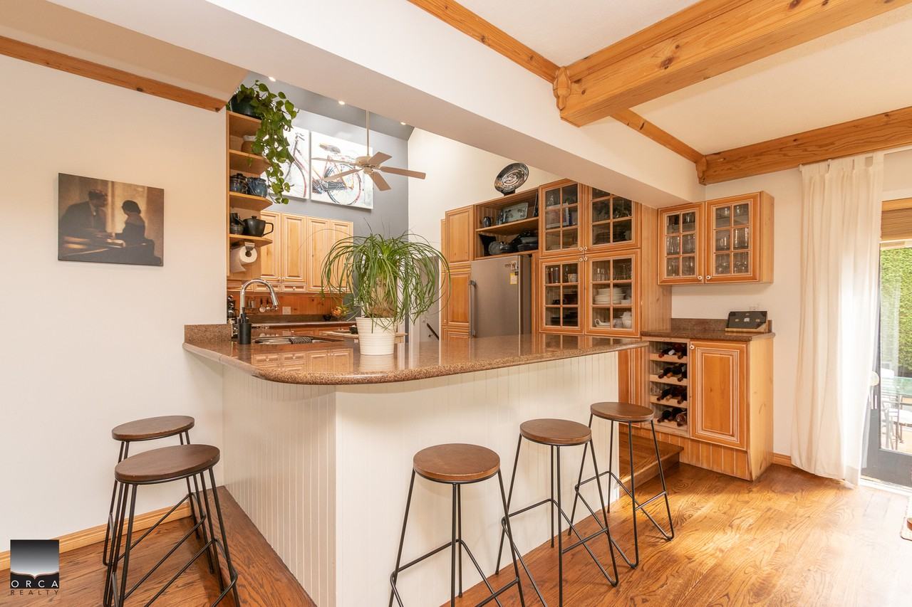 939 Belvista Cres - Photo 2 of 27