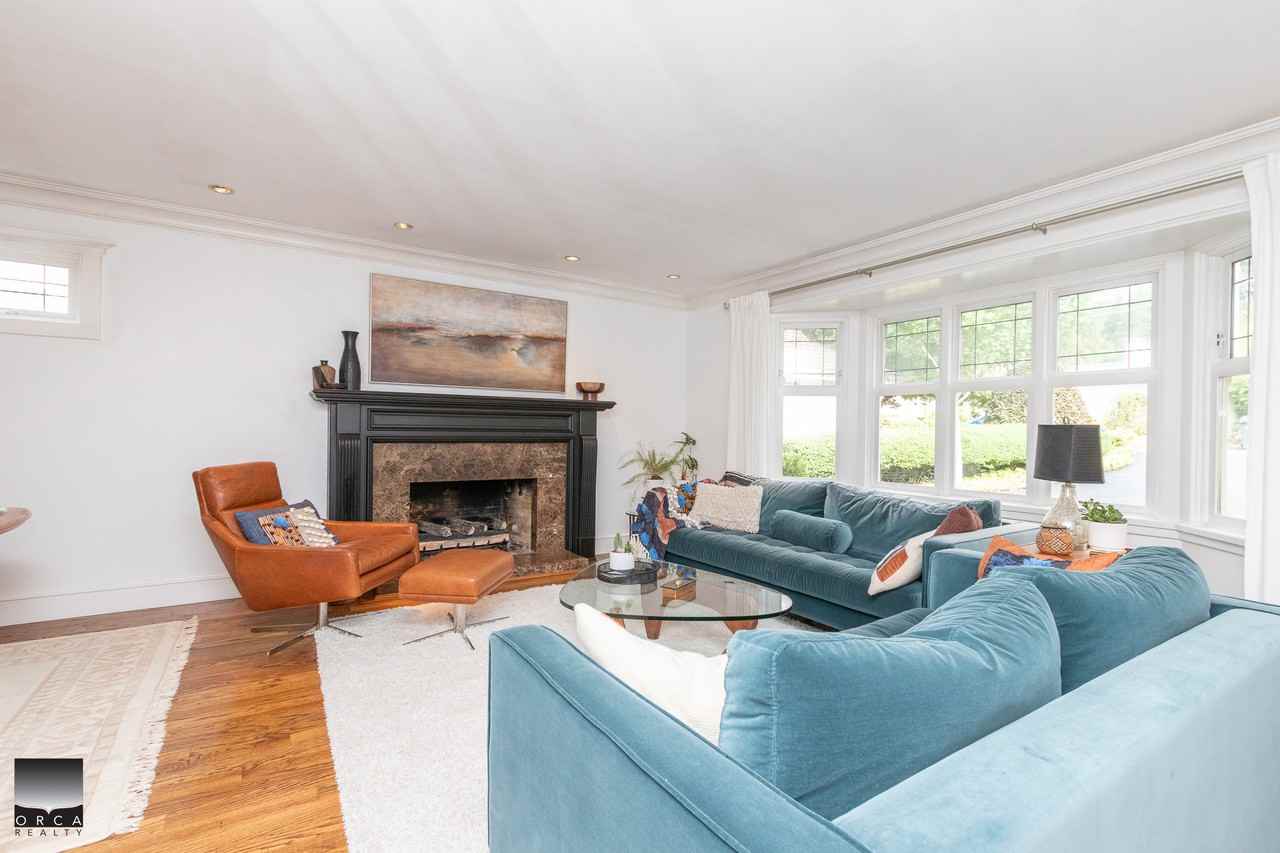 939 Belvista Cres - Photo 3 of 27