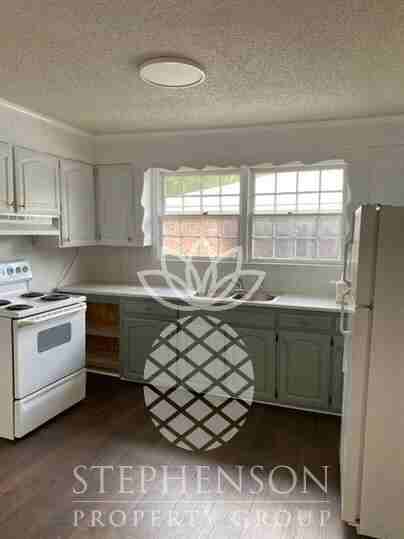 1422 Poplar St - Photo 2 of 17