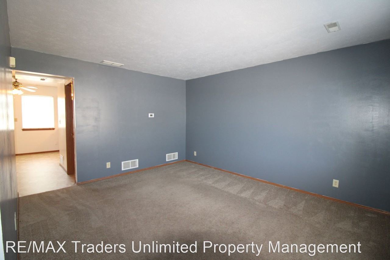 100-106/200-206 Highview Court - Photo 2 of 13