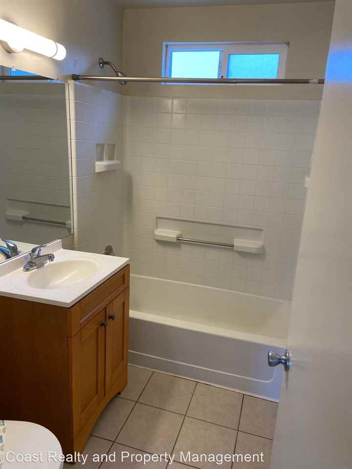 Pacific Grove- Spacious 1 Bedroom Apartment - Photo 2 of 4