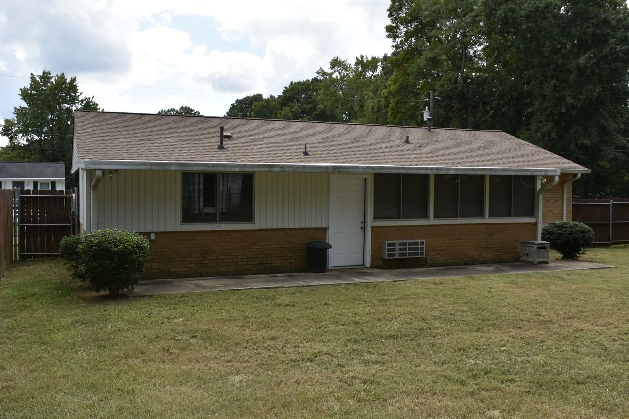318 Fulton St - Photo 3 of 6