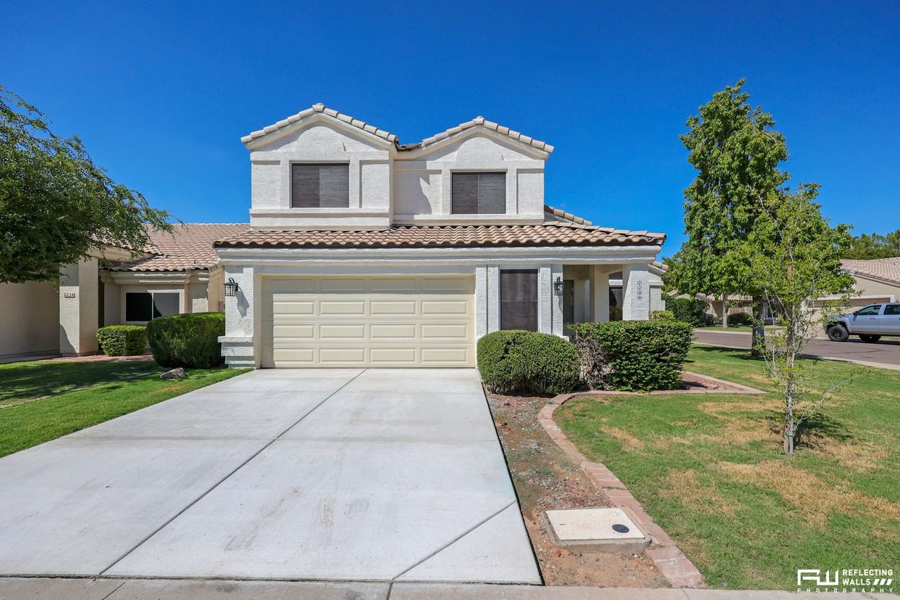 2238 E Bel Air Ln - Photo 2 of 50