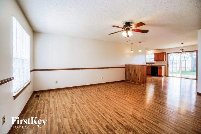 5008 Lee Rd - Photo 3 of 15