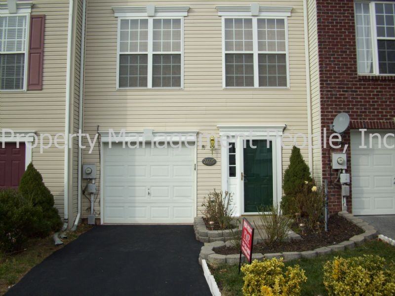 2405 Huntwood Ct - Photo 2 of 8