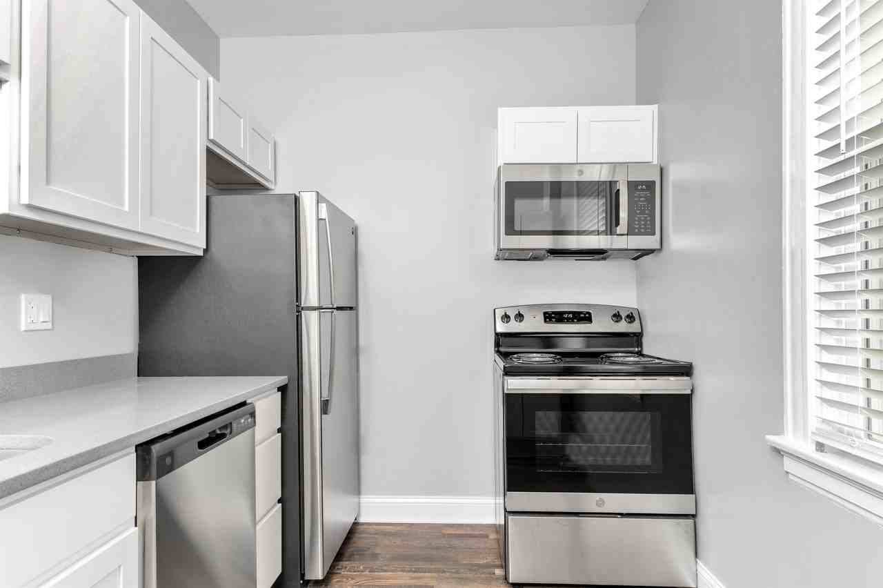 1917 Crane Ave #02 - Photo 3 of 17