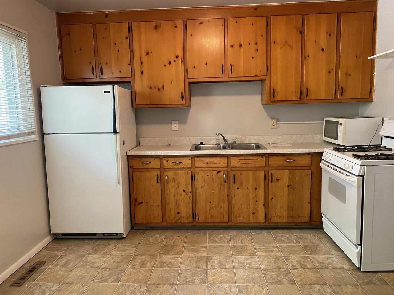 3132 Illinois Avenue - Photo 3 of 9