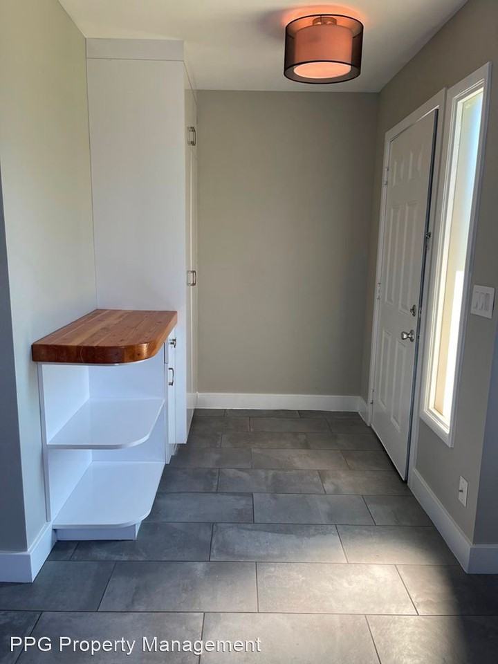 2927 E Fairmount Ave - Photo 2 of 23