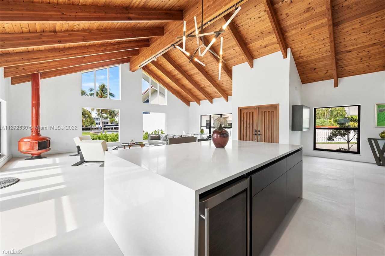 343 Centre Is - Photo 2 of 29