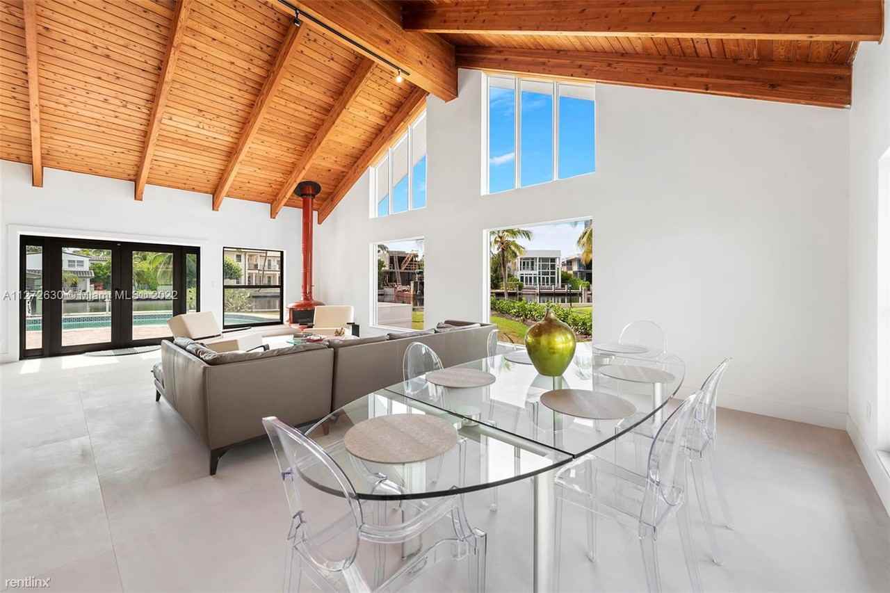 343 Centre Is - Photo 3 of 29