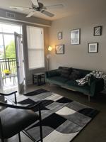featured image of 930 W 10th St