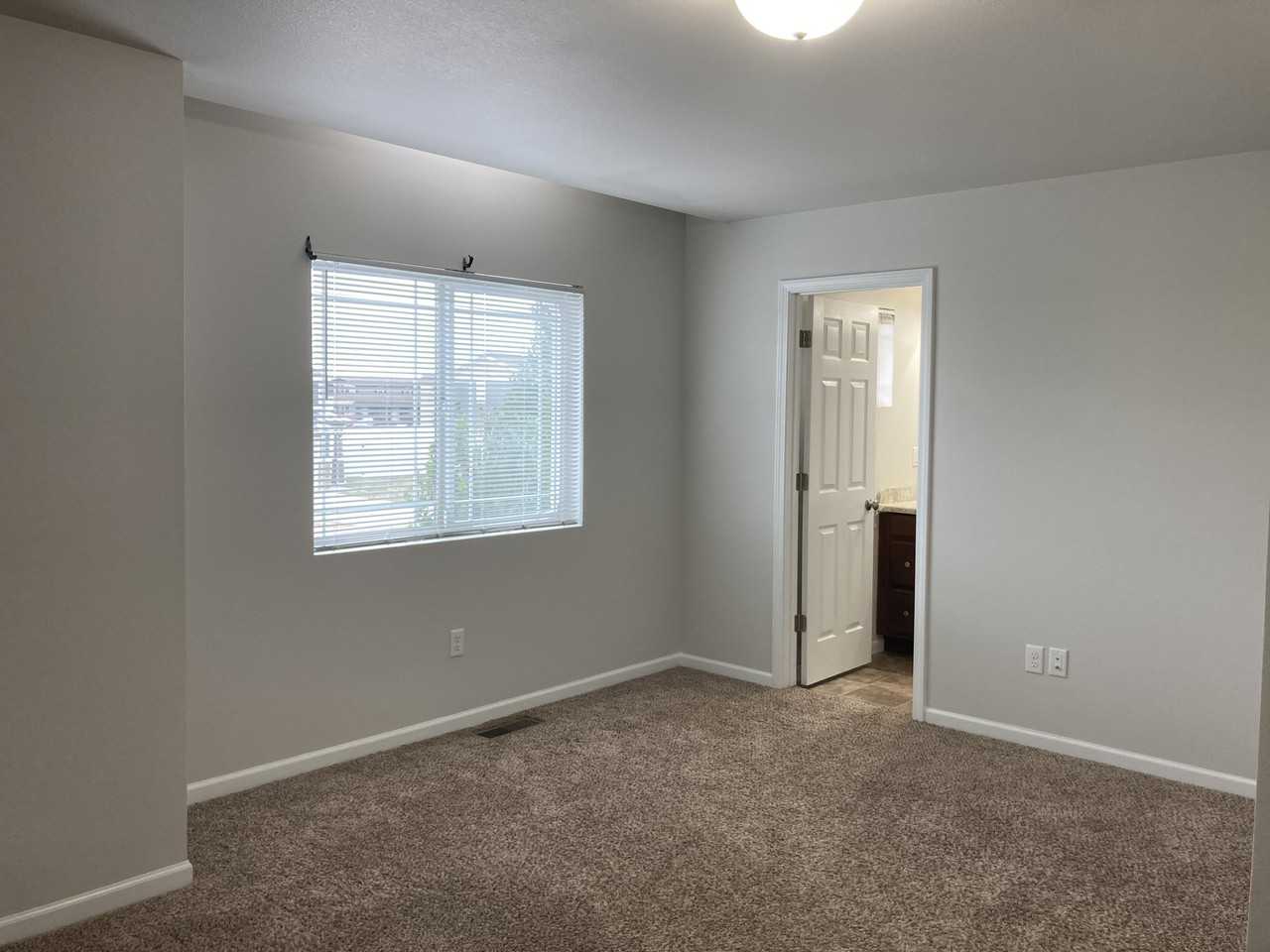 3606 9th Ave Ne - Photo 3 of 8