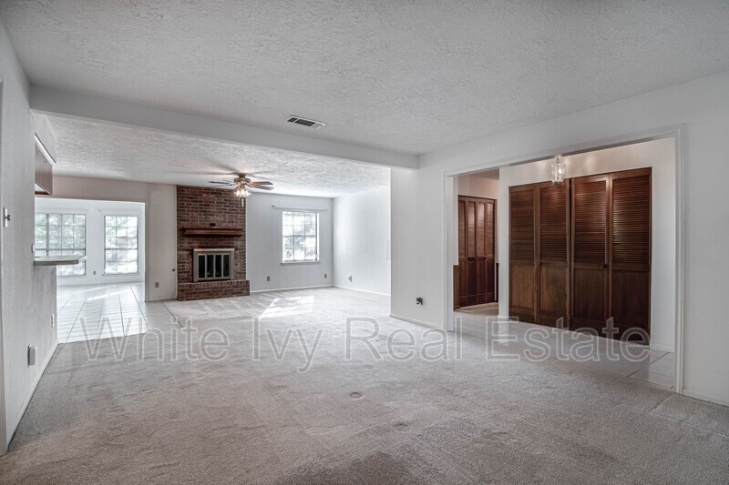 121 Elmwood St - Photo 4 of 34